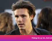 Cruz Beckham chống lại vợ chồng Brooklyn