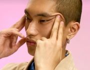 Hãng đồng hồ Thụy Sĩ xin lỗi vì quảng cáo 'mắt xếch'