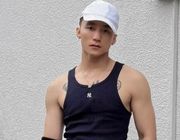 Sơn Tùng M-TP khoe cơ bắp