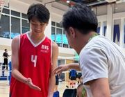 Doanh nhân Nguyễn Quốc Cường cổ vũ con trai đấu bóng chuyền