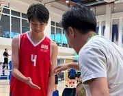 Doanh nhân Nguyễn Quốc Cường cổ vũ con trai đấu bóng chuyền