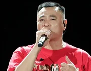 Tự Long cúi lạy, Anh trai chông gai kết trong nước mắt