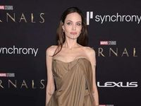 Angelina Jolie xuất hiện như một nữ thần tại buổi công chiếu "Chủng tộc bất tử" (Eternals)