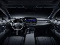 Bộ đôi Lexus ES và GX 2022 ra mắt khách hàng Việt Nam