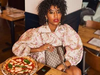 Anh Quốc: Gọi Uber Eats, nhận được túi Gucci?