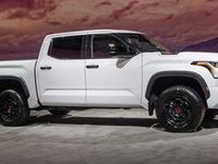 Toyota Tundra "biến hình" thành xe hỗ trợ đua địa hình