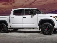 Toyota Tundra "biến hình" thành xe hỗ trợ đua địa hình