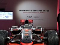 Chiếc xe đua vô địch F1 của Lewis Hamilton được bán đấu giá tại British Grand Prix