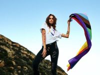 PUMA và Cara Delevingne ra mắt BST kỷ niệm Pride Month