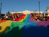 Nhiều thương hiệu lớn đồng loạt ra mắt các BST ủng hộ Pride Month - P2