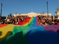 Nhiều thương hiệu lớn đồng loạt ra mắt các BST ủng hộ Pride Month - P2