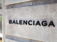 Balenciaga bất ngờ xóa sạch tất cả các kênh truyền thông xã hội