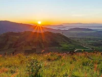 Nơi phố trập trùng bên những miệng núi lửa