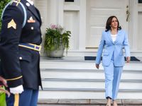 Phó tổng thống Mỹ Kamala Harris chuộng trang sức ngọc trai