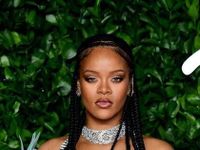 Ca sĩ Rihanna trở thành tỷ phú USD