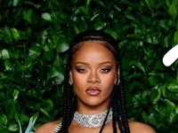 Ca sĩ Rihanna trở thành tỷ phú USD