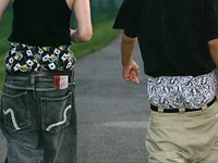 Balenciaga bị chỉ trích vì mẫu quần tụt mới