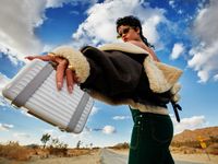 Rihanna “chất lừ” trong chiến dịch quảng bá RIMOWA