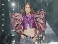 Dolce & Gabbana Xuân Hè 2022 - Sự trở lại của thời trang Y2K