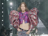 Dolce & Gabbana Xuân Hè 2022 - Sự trở lại của thời trang Y2K