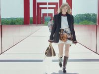 Louis Vuitton- Cruise 2022: Đắm chìm vào vũ trụ và thiên hà bao la
