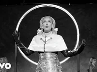 MV "Oh My God" - Adele xứng với danh hiệu "Nữ hoàng đồ Custom Couture"