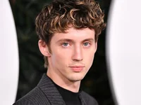 Troye Sivan tham gia vào series “Thần tượng” do The Weeknd đạo diễn