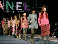 Chanel - Thu Đông 2022: Đôi ủng cao su lấy cảm hứng từ hoàng gia Anh