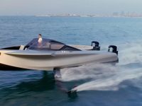 Lái thử 'du thuyền bay' trị giá 1 triệu đô.