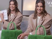Taylor Hill mang gì trong túi cho Paris Fashion?