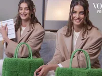 Taylor Hill mang gì trong túi cho Paris Fashion?