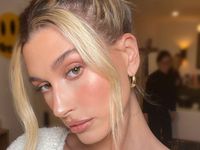 Hailey Bieber chia sẻ bí quyết để “toả sáng” mỗi ngày