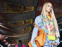 Versace - Spring Summer 2022: Ca sỹ Dua Lipa lần đầu lên sàn catwalk