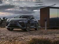 Lexus RZ 450e chính thức ra mắt, xe sang chạy điện đầu tiên của Lexus