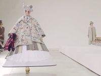 Thom Browne-Fall Winter 2022/2023: Quay về tuổi thơ cùng “Teddy Talk"