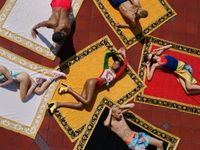 Chiến dịch quảng bá BST swimwear mới từ các nhà mốt xa xỉ