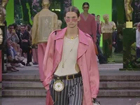 Versace - Menswear: BST Xuân/Hè 2023 của Donatella Versace