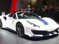 Sức mạnh cực khủng của siêu xe mui trần Ferrari 488 Pista Spider