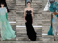 BST Valentino Haute Couture Thu Đông 2022: Pierpaolo Piccioli và lối chơi đa sắc màu