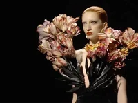 Schiaparelli Haute Couture Fall Winter 2022/2023: Thế giới siêu thực