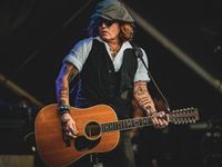 Dior tiếp tục gia hạn hợp đồng với Johnny Depp