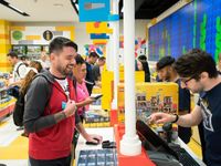 LEGO khai trương cửa hàng lớn nhất thế giới nhân kỷ niệm 90 năm