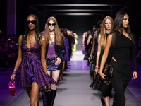 Versace Xuân Hè 2023 lan tỏa sự quyến rũ qua sắc màu đen và tím