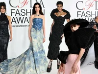 CFDA 2023: Anne Hathaway diện denim chiếm "spolight"
