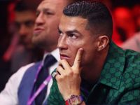 Ronaldo lái siêu xe tiền tỷ, đeo nhẫn kim cương khi cùng cậu cả đi dự sự kiện