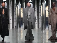 BST Thu Đông 2023 Michael Kors sang trọng cùng monochrome