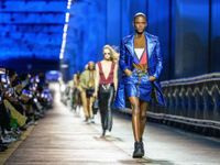 Louis Vuitton Pre-Fall 2023: Đổi mới để hướng về đương đại
