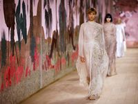 Christian Dior Couture Thu Đông 2023 -  Cảm hứng từ Nữ thần đương đại