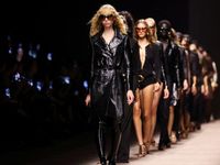 Tom Ford Xuân/Hè 2024 - Peter Hawkings ra mắt bộ sưu tập đầu tay