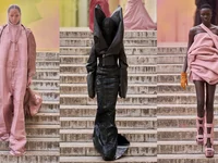 Show diễn Rick Owens Xuân Hè 2024: Sắc hồng huyền ảo từ "chúa tể bóng tối"